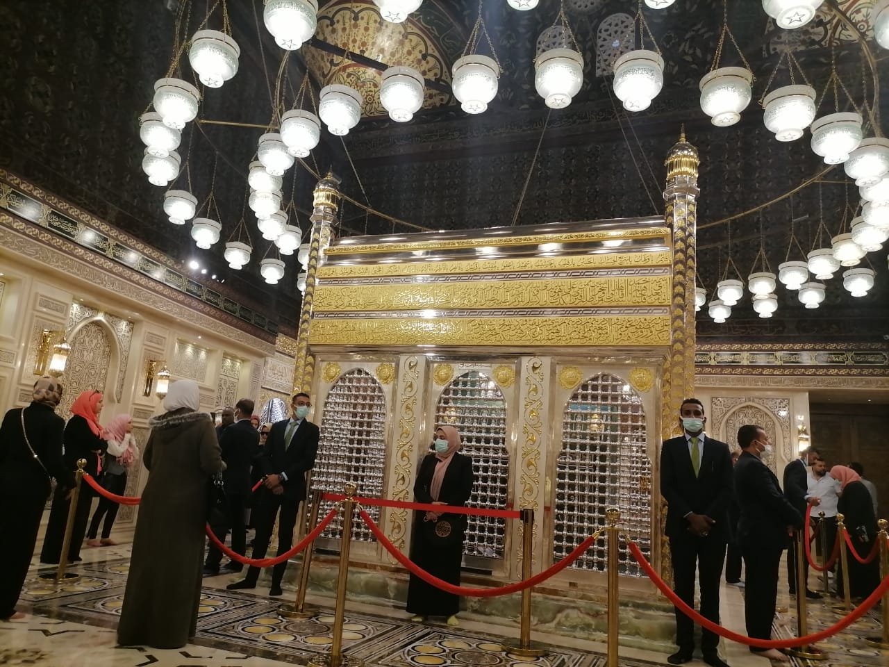 المجموعة الأفريقية تؤمن احتفالات ليلة القدر في مسجد الحسين (صور)