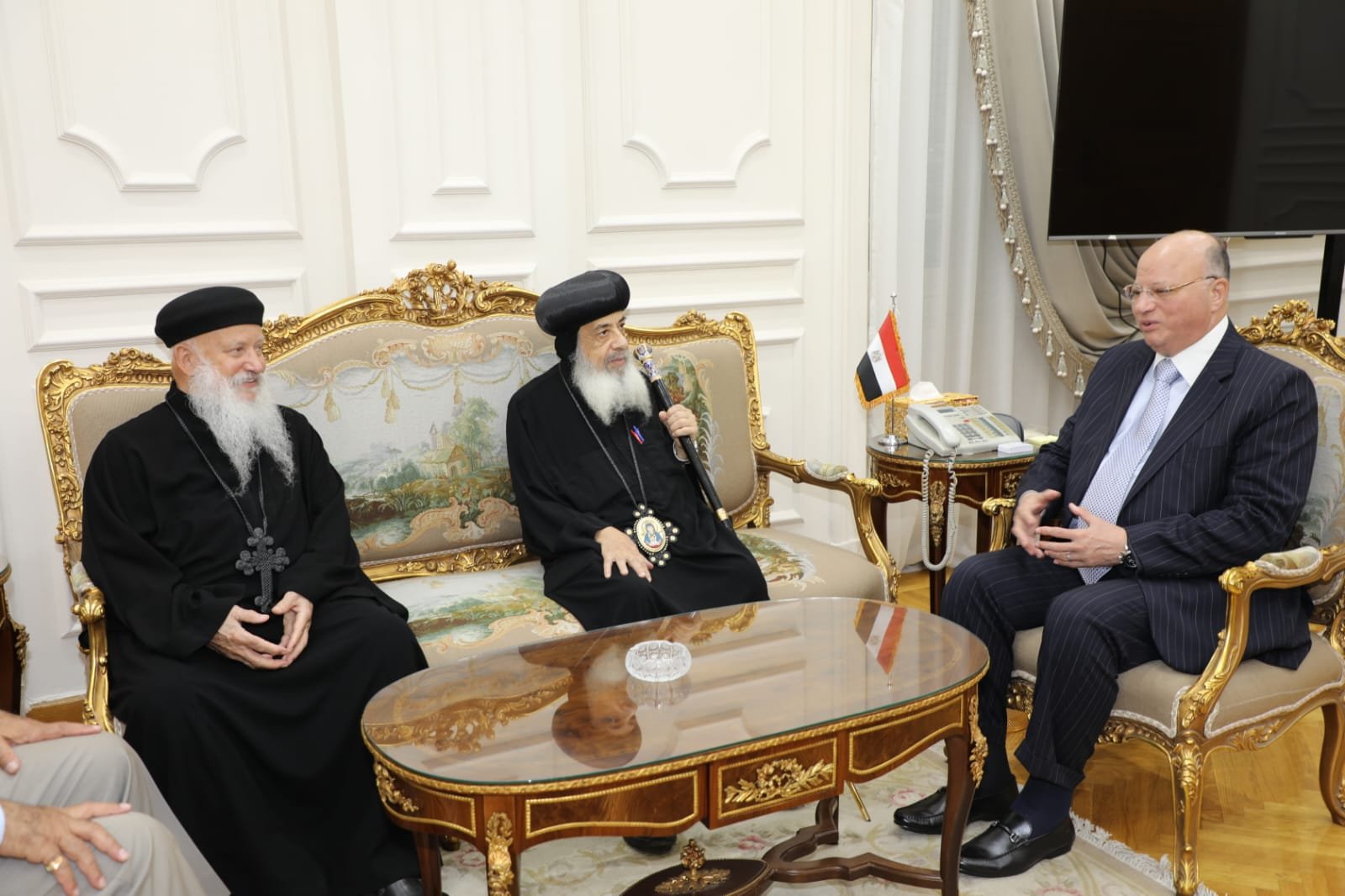 محافظ القاهرة يستقبل وفد الكنيسة الأرثوذكسية لتقديم التهنئة بعيد الفطر