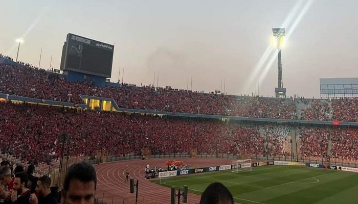 أجواء جماهيرية حماسية قبل مواجهة الأهلي والهلال في ملعب القاهرة (فيديو)