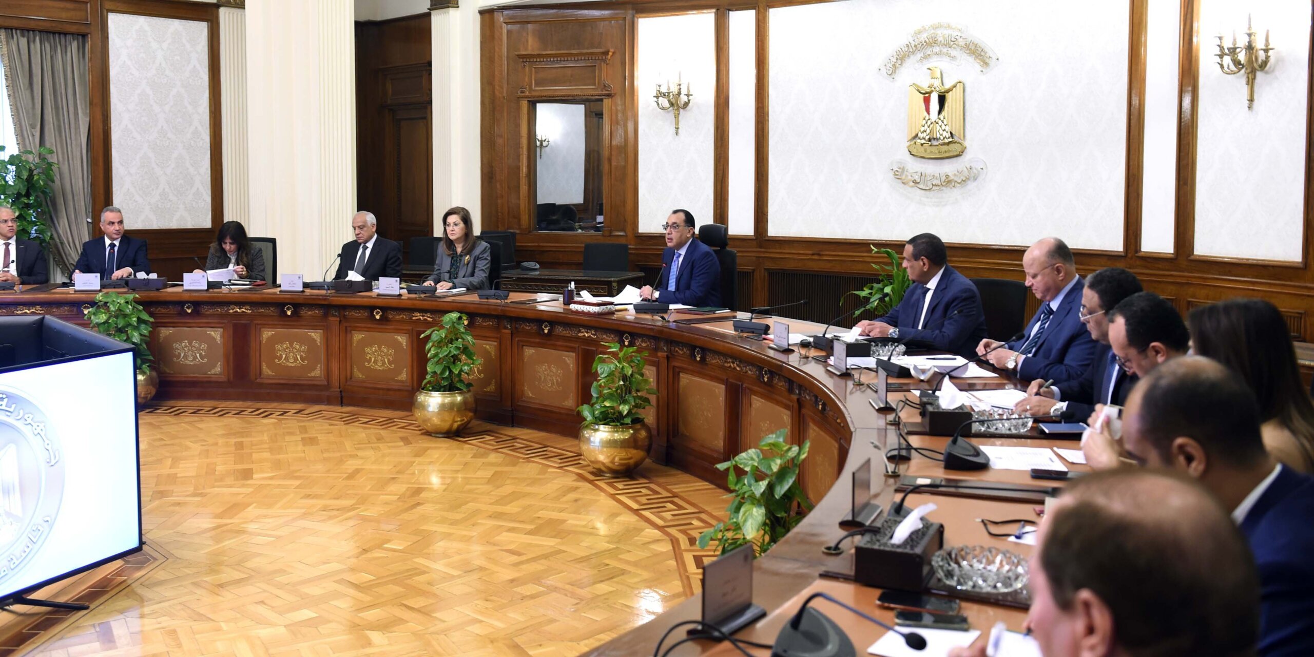 «معلومات الوزراء» يجري استطلاعًا حول إجراءات وحوافز دعم وتحسين بيئة الاستثمار بمصر
