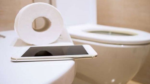 خطورة استخدام الهاتف المحمول عند استعمال المرحاض