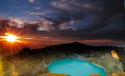 بحيرة كيليموتو ثلاثية الألوان في اندونيسيا