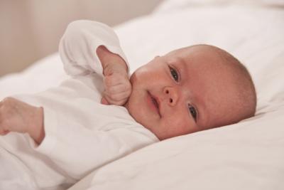 اسباب العطس عند حديثي الولادة وطرق العلاج