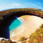 الشاطئ المخفي في جزر ماريتا واحد من العجائب الطبيعية