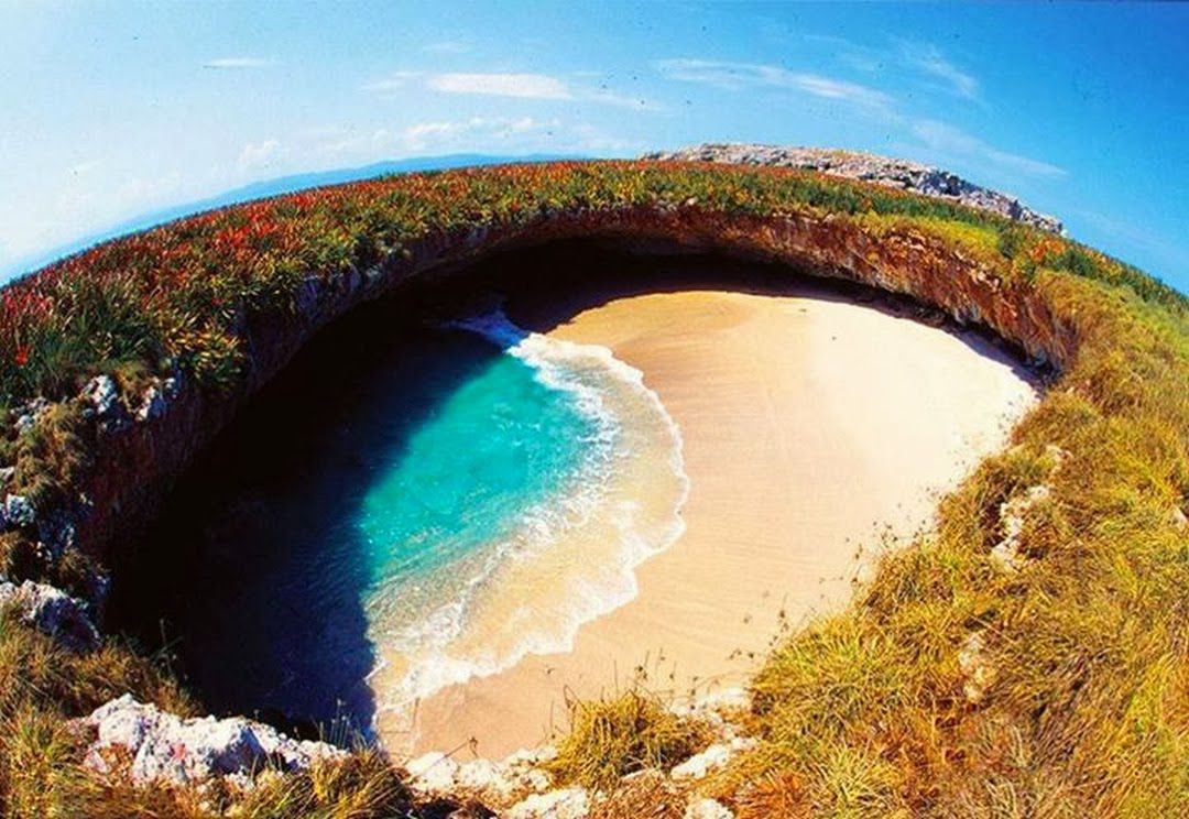 الشاطئ المخفي في جزر ماريتا واحد من العجائب الطبيعية