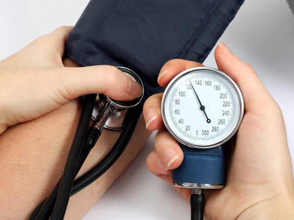 العوامل والأسباب التي تسبب ارتفاع ضغط الدم