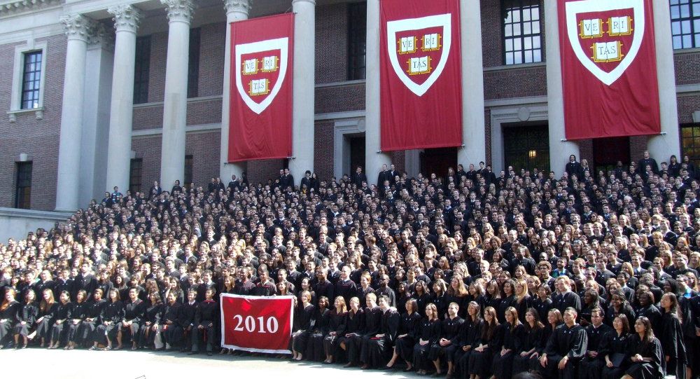 الفرق بين كلية هارفارد وجامعة هارفارد