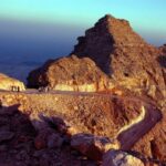 القيادة على جبل حفيت في أبو ظبي