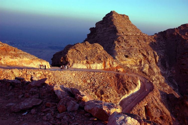 القيادة على جبل حفيت في أبو ظبي