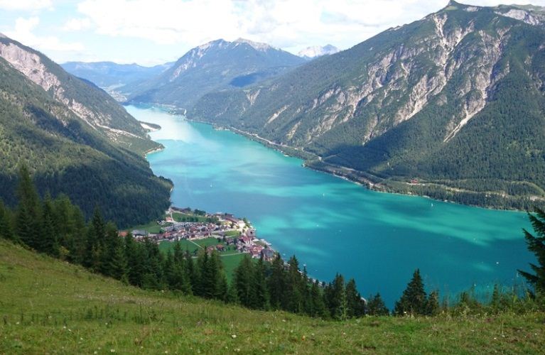 بحيرة آكينسي في النمسا