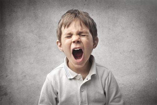 طريقة التعامل مع نوبات الغضب لدى الأطفال