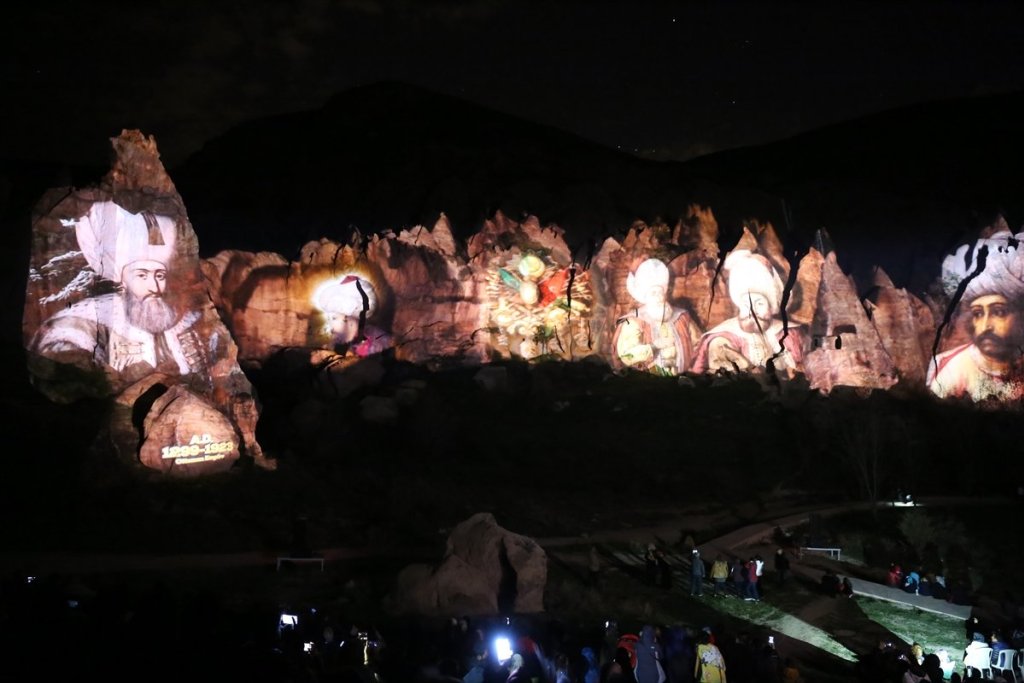 عروض تجذب السياح في مداخن الجن في كابادوكيا الأثرية