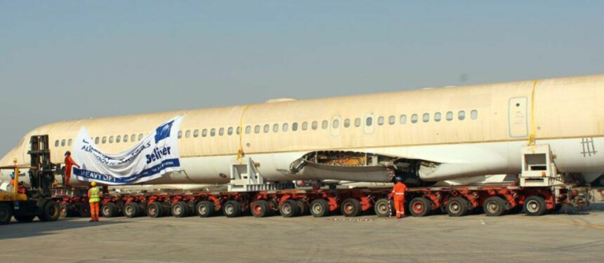 فريق فني سعودي يقوم بتفكيك و اعادة تجميع لطائرة من نوع (MD-90)