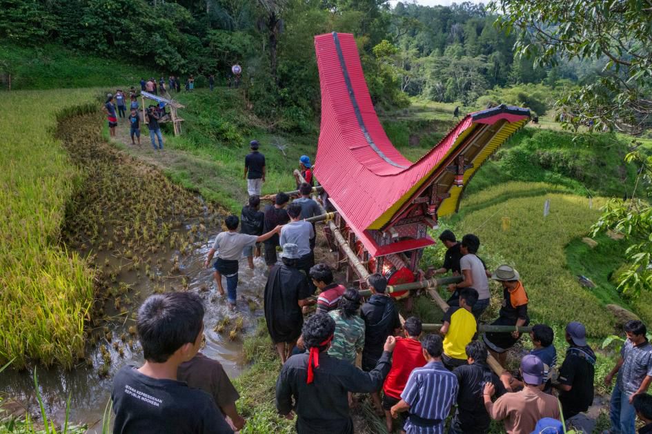 قرية في اندونيسيا تخرج الموتى