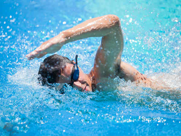 كيف تفيد السباحة العقل ؟