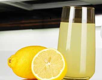 هل يمكن للحامل شرب عصير الليمون