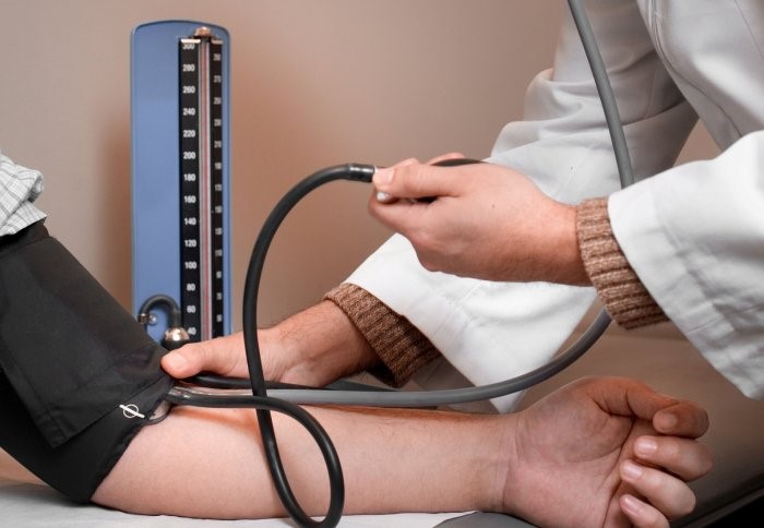 ما هو الهرمون الذي يساهم في تعديل ضغط الدم ؟