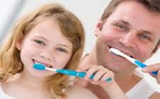 أخطاء تحدث عند غسل وتنظيف الأسنان