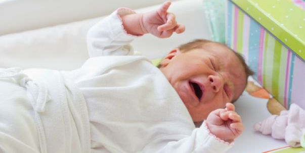أسباب و علاج الدوائر الداكنة تحت عين الرضيع 