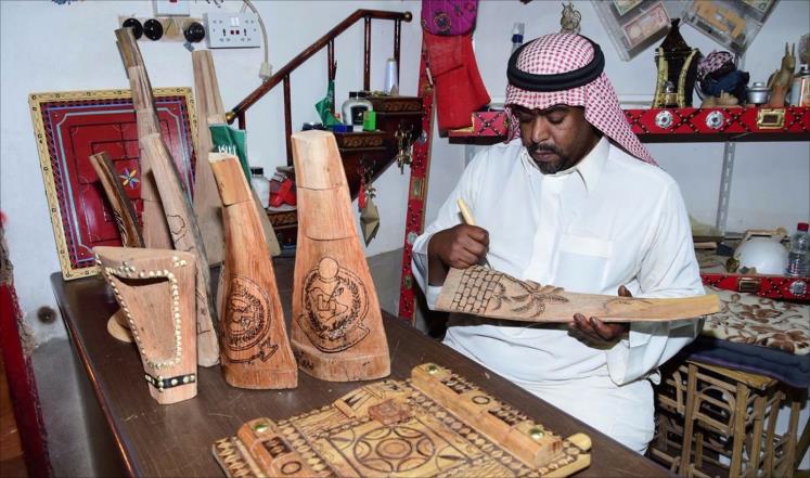 ابداع الفنان التشكيلي “عبد الرحمن الغلث” في الرسم على الخشب