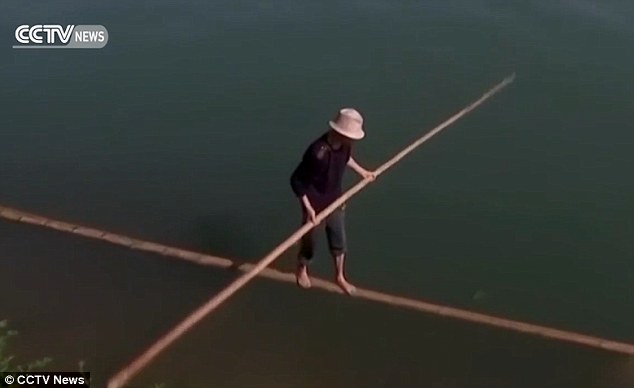 ابداع : صيني يستخدم عصا الخيرزان لعبور النهر ” فيديو”