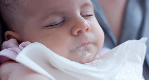 اسباب ترجيع الحليب عند حديثي الولادة