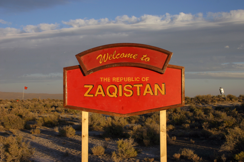 اغرب الاشياء : فنان امريكي اشتري قطعة ارض و اسس دولة زاكستان