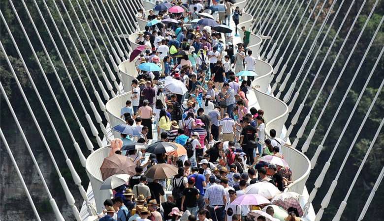 اغلاق جسر الصين الزجاجي بعد مرور أيام على افتتاحه