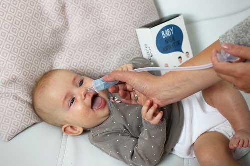 اكثر الطرق اماناً لتنظيف أنف الرضيع