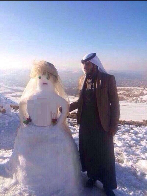 بالصور رجل الثلج يزور مناطق المملكة المكتسية بالثلوج