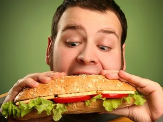دراسة : تناول الطعام بسرعة يسبب الإصابة بالسكري
