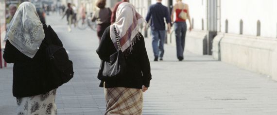 رجل في ألمانيا يعتدي بالضرب على سيدة مسلمة و ابنتها