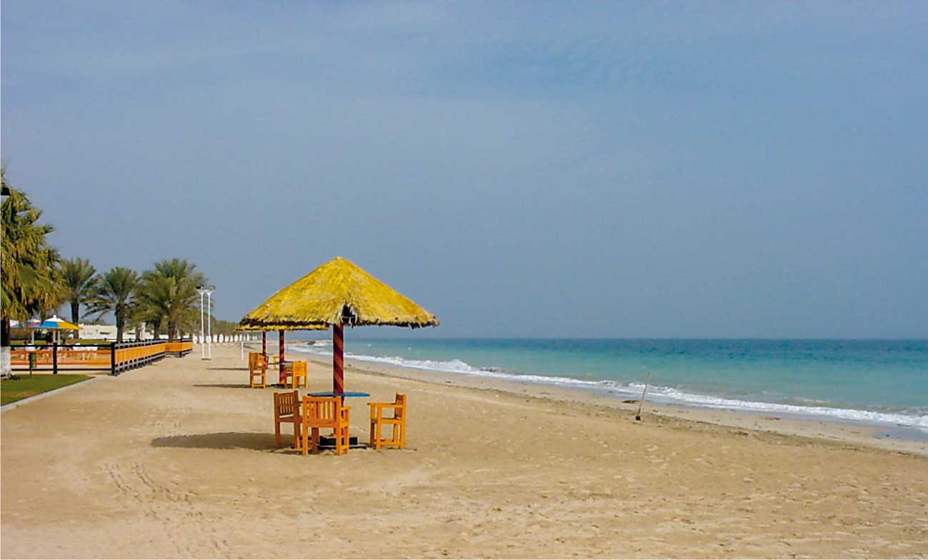 شاطئ خور العديد في قطر