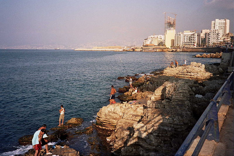 كورنيش بيروت . . . منتزه لشاطئ البحر في وسط بيروت