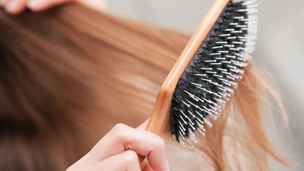كيفية تنظيف فرشاة الشعر