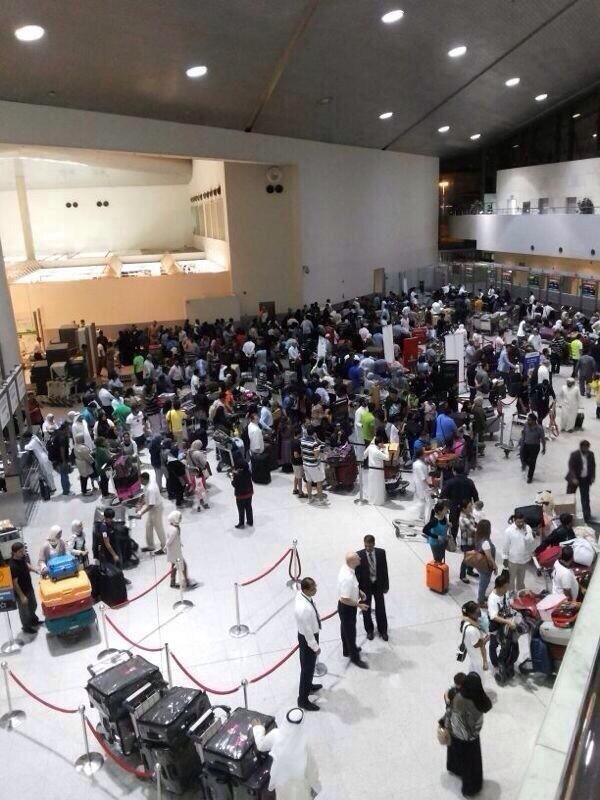 ما سبب حالة “الهرج والمرج” في صالة القادمين بمطار الكويت ؟