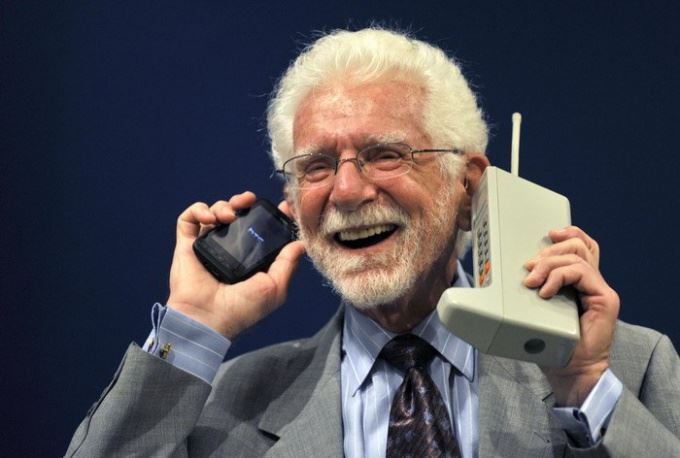 الهاتف النقال  ( المحمول) ،هو وسيلة إتصالات وتستخدم بشكل كبير، حيث يعمل الهاتف المحمول على نقل الموجات الصوتية بن الأشخاص، وقد حقق مزيدا من التواصل مقارنة بالماضي، و أصبح من أبرز سمات هذا العصر