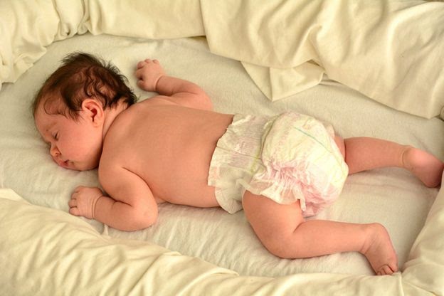 هل من الآمن ان تدع طفلك الرضيع ينام على بطنه