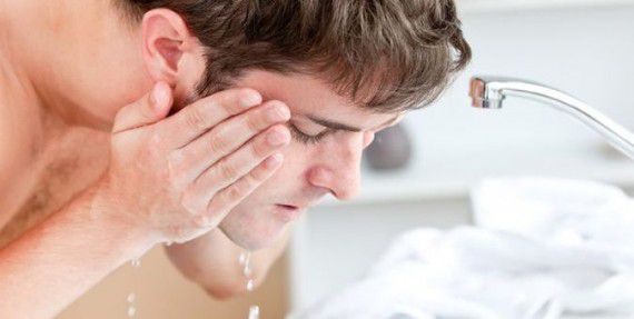 أخبار طبية : تحذر من غسيل الوجه أثناء الأستحمام