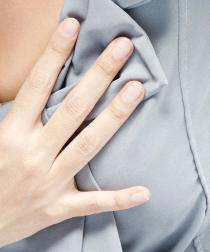اسباب ألم الثدي الدوري وعلاجه