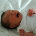 اسباب بكاء الطفل الرضيع حديث الولادة