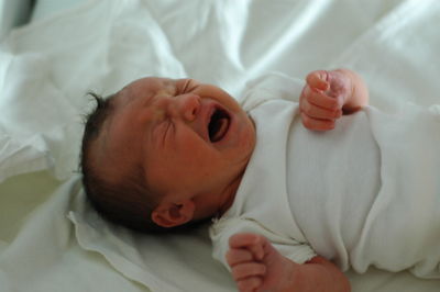 اسباب بكاء الطفل الرضيع حديث الولادة