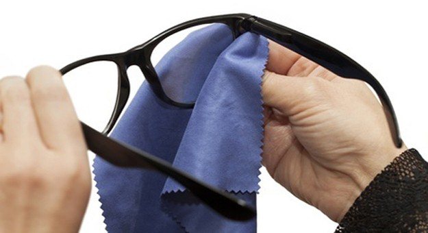 افضل طريقة للتنظيف و المحافظة على زجاج النظارة الطبية