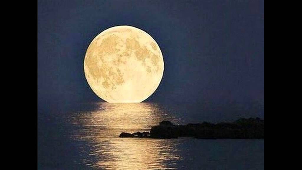 خسوف القمر الكلي و القمر العملاق في ليلة واحدة