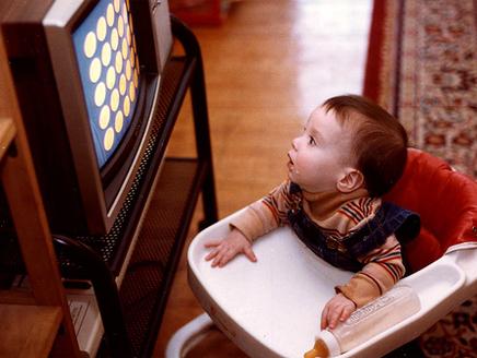دراسة : ضغط الدم يرتفع عند الأطفال أثناء مشاهدة التلفزيون