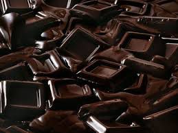 دراسة طبية بريطانية توضح فائدة ” الشوكولاتة السوداء ” في الوقاية من الأمراض الخطيرة