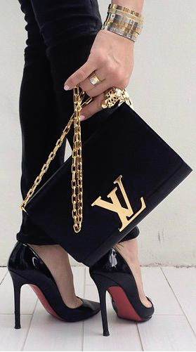 شركة الأزياء الفرنسية لوي فيتون ( Louis Vuitton)