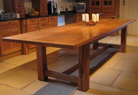 طريقة تنظيف طاولات الخشب