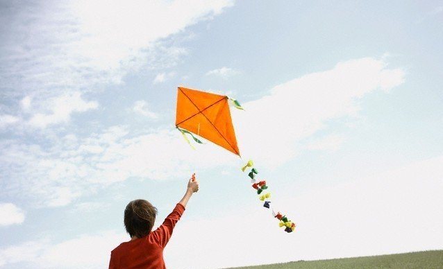 طريقة صنع لعبة اطفال “طائرة ورقية ” بالمنزل