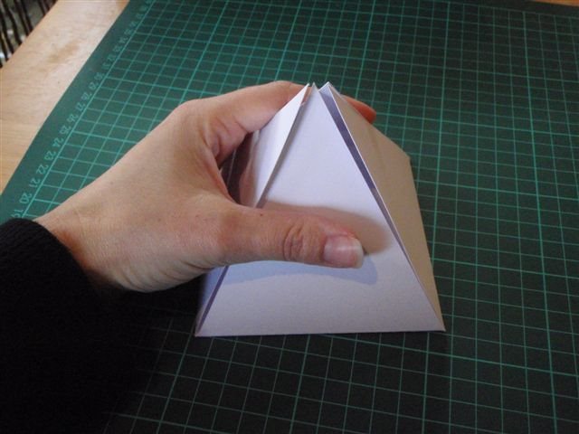طريقة عمل هرم من الورق